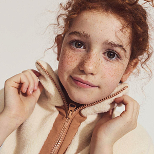 Жилет плюшевый Gingersnaps "Juno Horse Badge", ваниль с карамелью